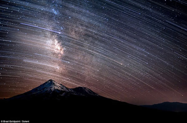 爬上高山拍摄最真实的星空图像美国摄影师拍摄的壮观星空景象