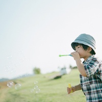 超萌小孩子的静态个性微信头像时隐时现的月光可惜被人工光源遮掩